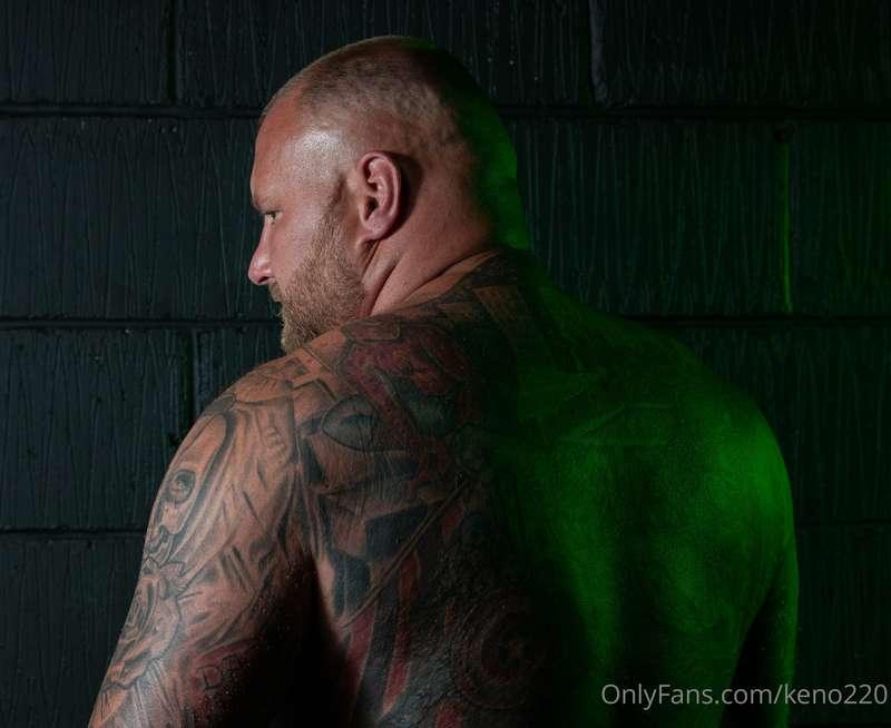 shoulders and thick neck