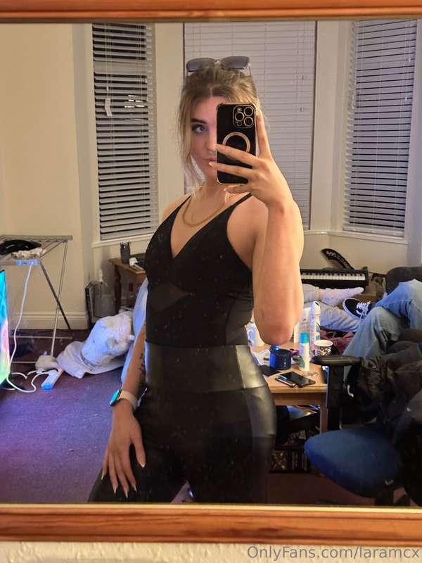 Oops… this outfit is falling off. Want to help? 😘
