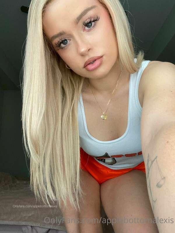 I miss wearing my *Hooters girl costume* 🥵🔥
