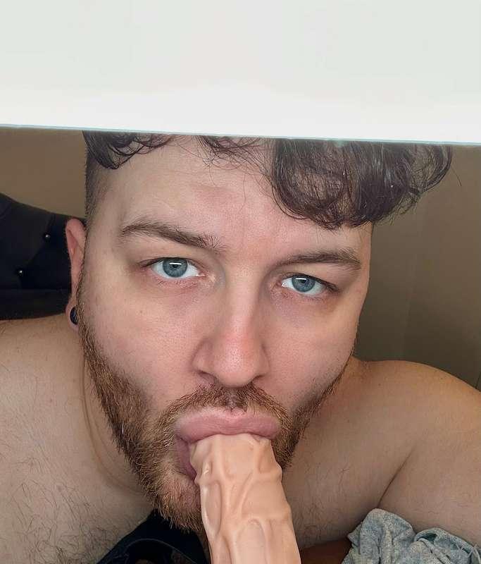 Eye contact is important 😈
