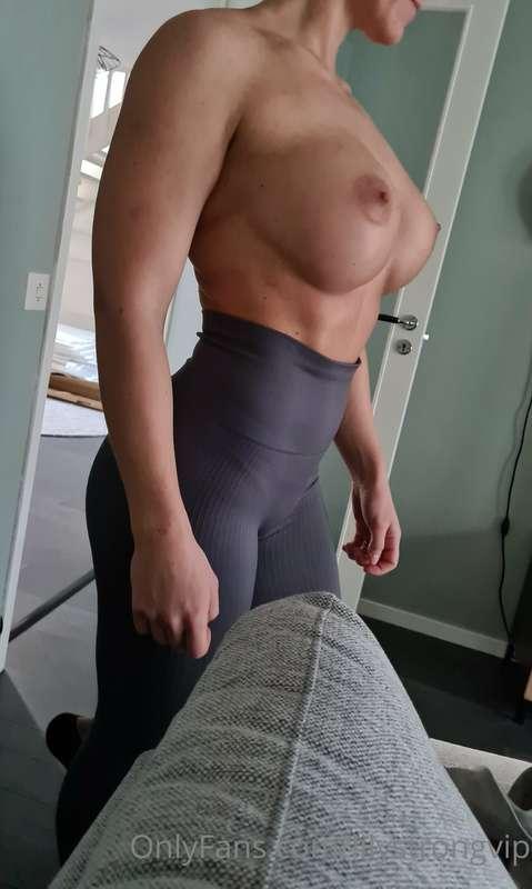 Of to the gym again with my new tights 🥰 Should I go topless..
