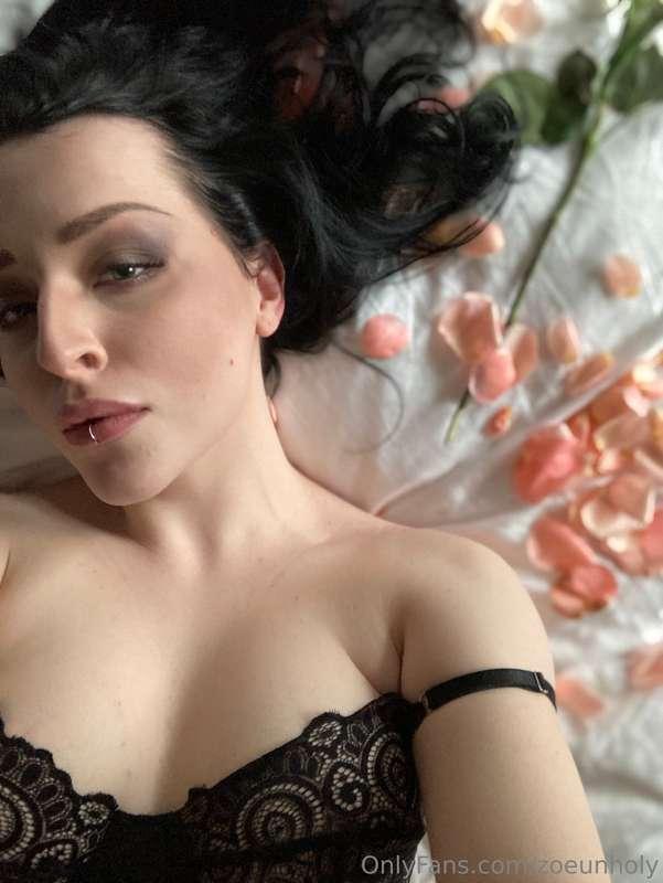 let's play a game - I show you my tits and you properly suck..