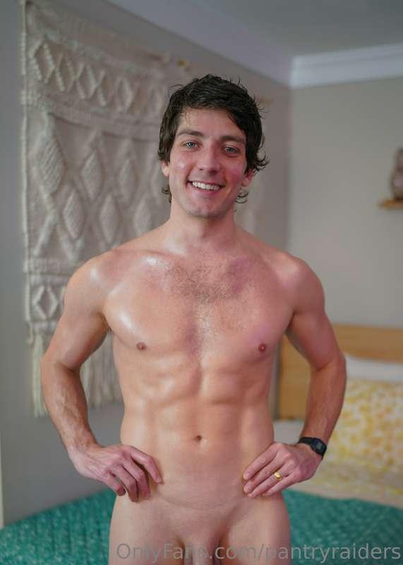 (5) ***Photos of oiled up Jake looking too hot to handle*** ..