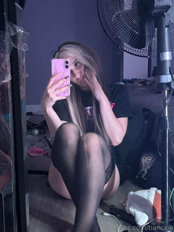 How could u not wanna see more I know u wanna see me move my..
