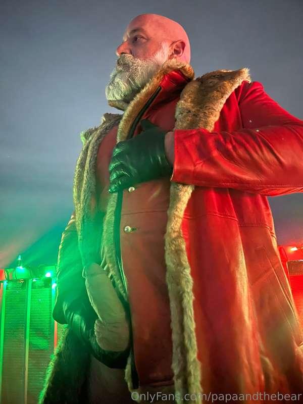 Santa Claus is cumming to town.