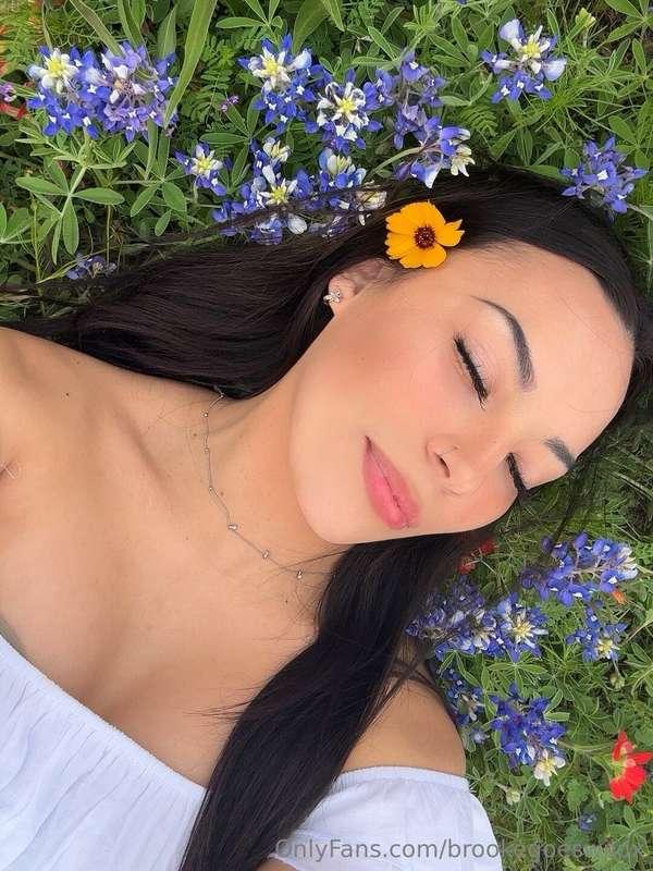 A flower's fragrance can never be hidden. 🌻