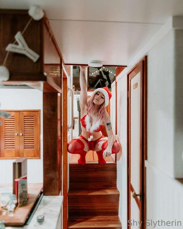Who wouldn't want a sexy Christmas lock screen of your favor..
