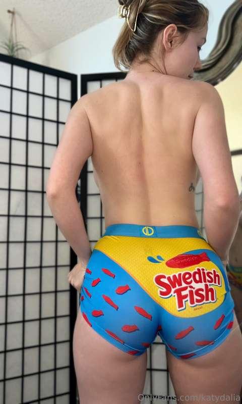 Do you think my tight holes🍑😻 taste like candy?🍭🍬Slide into ..