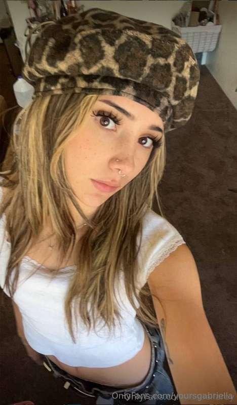 @isabellaroy is so crazy!! She fucked her stepbro & let him ..