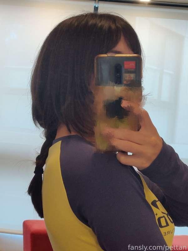 Hairstyle!! I really like it

I showed a little face for the subs but I think my expression was weird(๑•﹏•)
