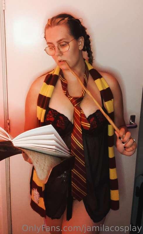 It's Hogwarts week!! I cannot wait to finally get the Hogwar..