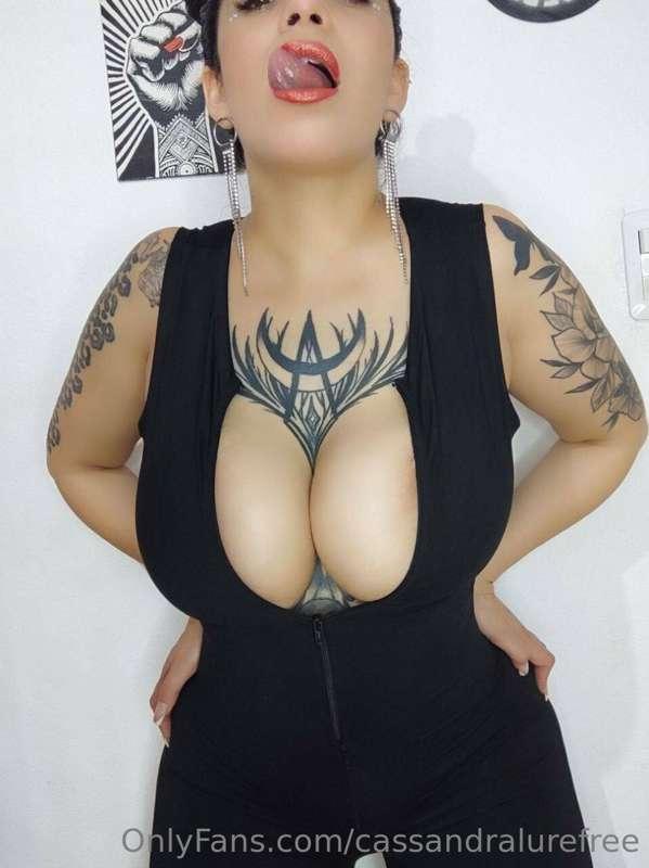 ## *SEXY MILF!* 🔥
𝐅𝐑𝐄𝐄 *@REINAROCK* 🤘
𝐕.𝐈.𝐏 *@REINAROCKVIP* ..