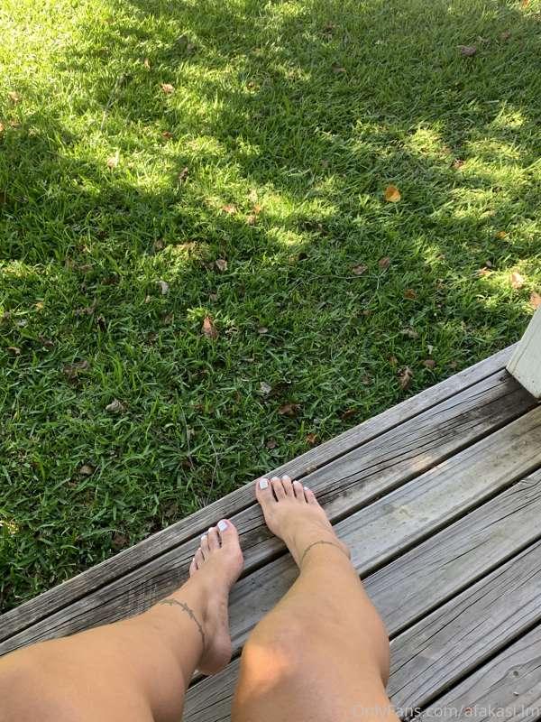 If anyone likes feet message me, I have some content for you..