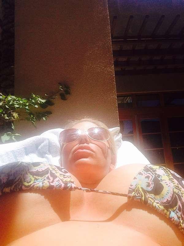 Resting my cankle in the sun! #underboob