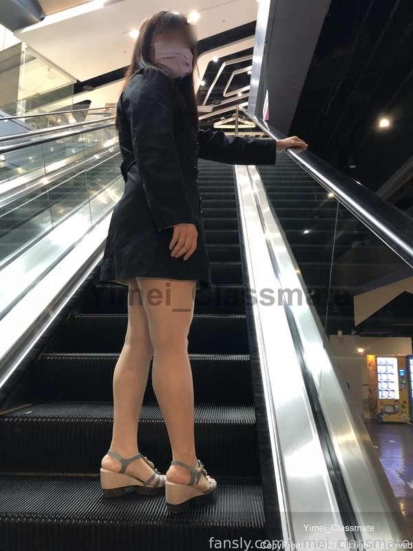 The secret under the coat~~
Follow me on the escalator, will the fans want to see me pull it away?

大衣下的秘密~~
跟著我搭手扶梯,粉絲們會想看我拉開嗎😘😘