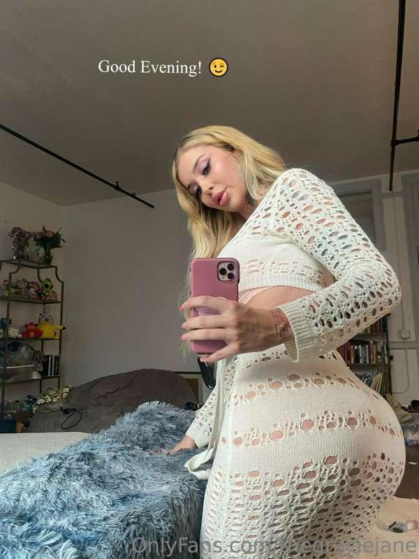 Good evening 😌 just me… and this peach sayin hi 🍑💕