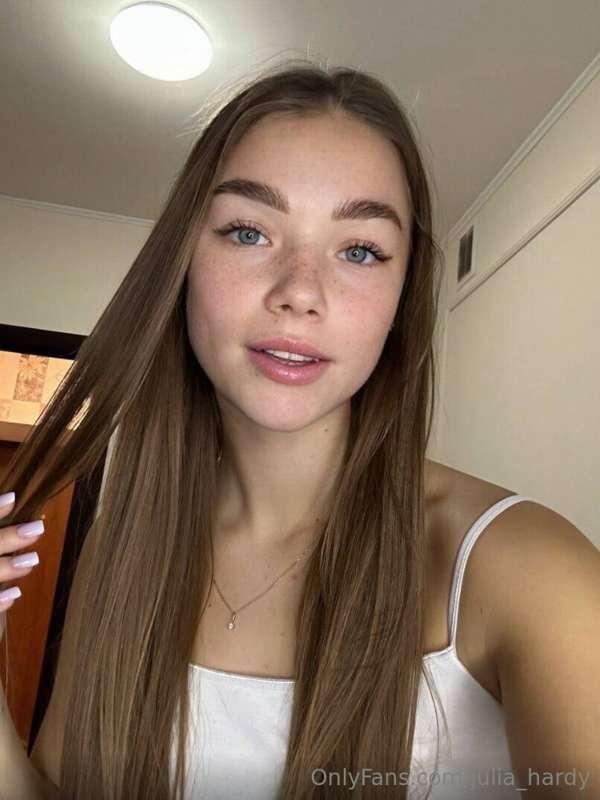 The hottest student @layla_mayer 🌶just started her sex life ..