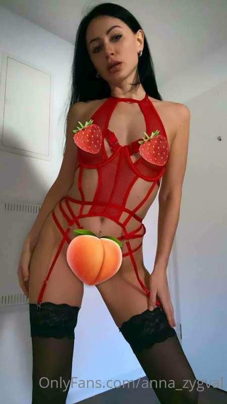 Which fruit do you prefer to taste?? 👅

STRAWBERRIES? 🍓OR A ..