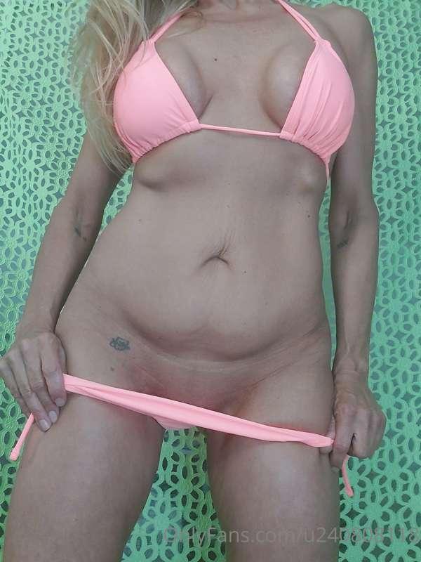 💜🤭👙🍑🍑a little more in the peach bikini.. this time my with m..