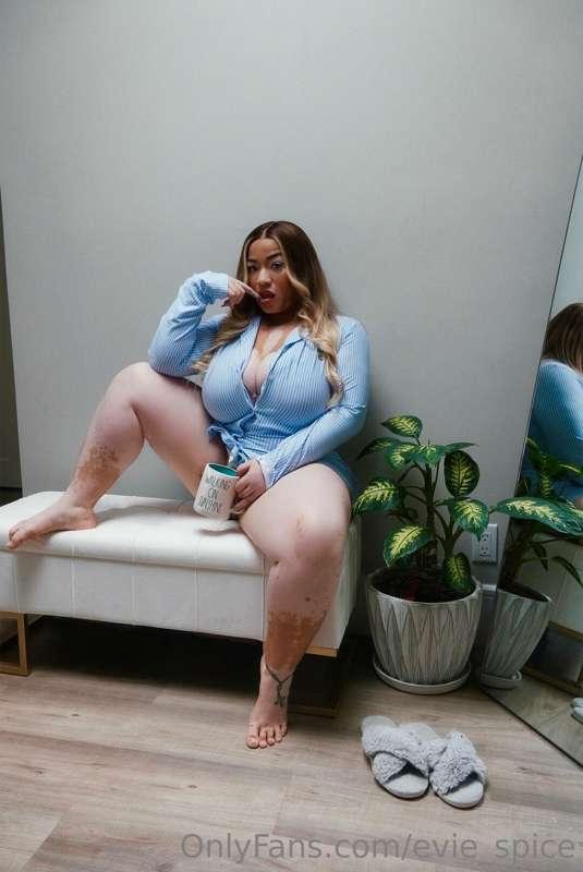 Good morninggggg ☀️ I got your coffee & breakfast 😊😉