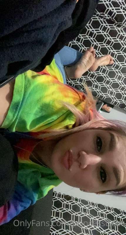 Happy Friday love bugs 😘 I never did my toes … I was not fee..