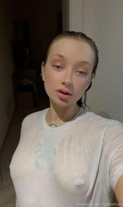 My top is wet 🤷🏻‍♀️