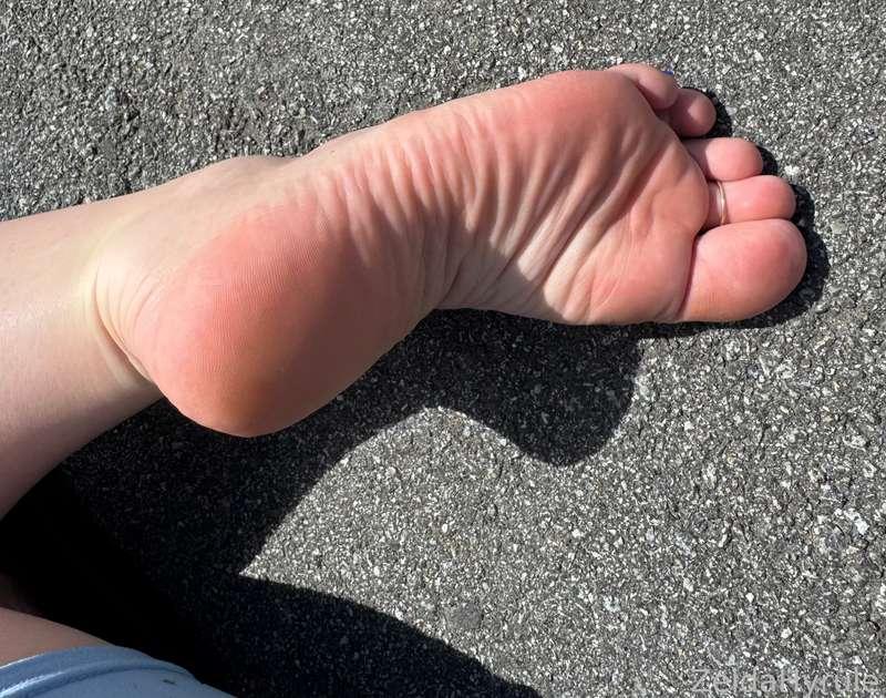 Tempting you with my pretty toes and soft pink soles 🥰

#toes #soles #pinksoles #feet #foot 