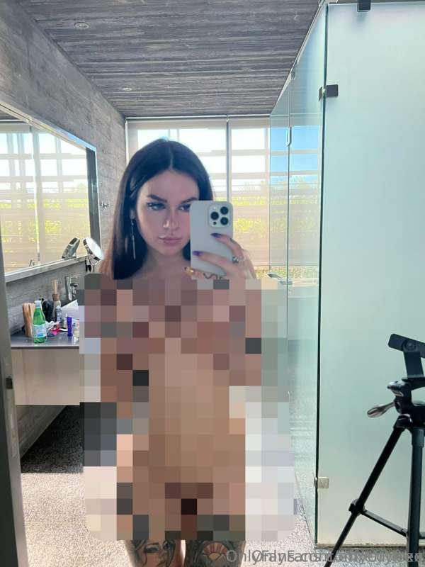 i need someone to film me in the shower😏