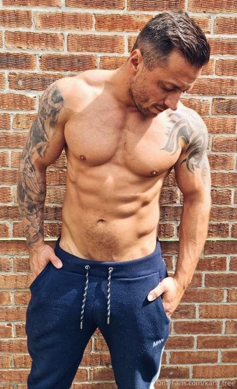 Come and be entertained with LIVE SHOW STRIPS every week! 🍆
..