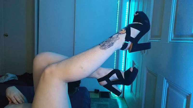 Y'all ready for some hairy legs action? Some previews coming..