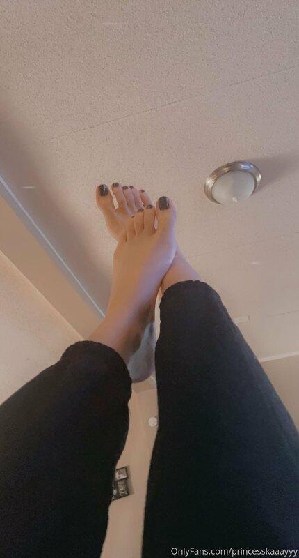 someone come put my legs in the air ?