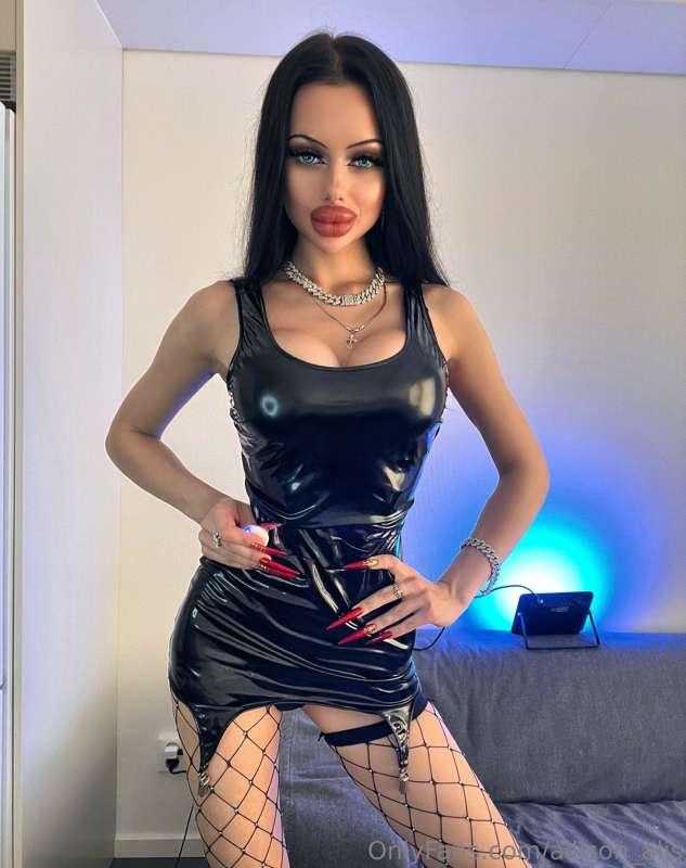 Do you like me in latex? 🖤