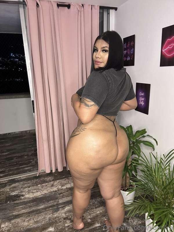 Is it just me, or does my ass deserve all the attention rn? ..