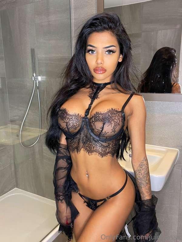 i am a good girl with some naughty thoughts😈