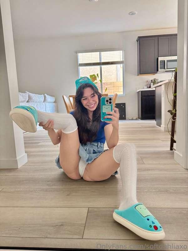  my legs are open wide just for you:)) happy sunday cumday😈