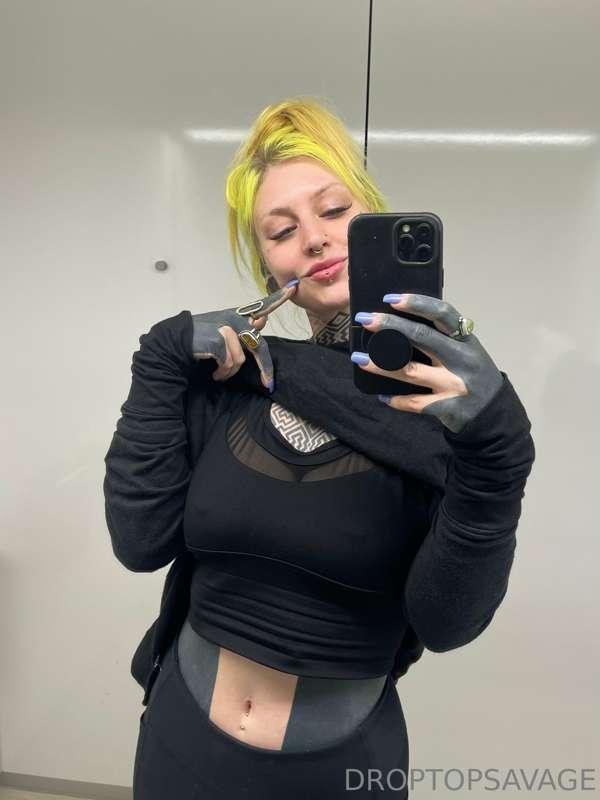 Why do I always get horny at the airport? 💭