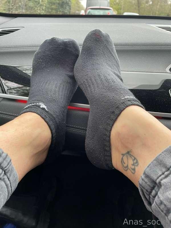 En route 🚘  you drive and I am teasing you with my stinky so..