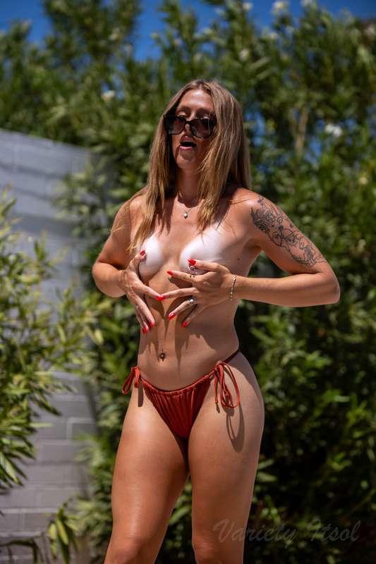 Play with my nipples babe...😋