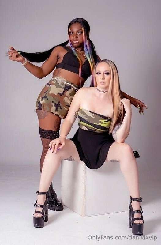 Two babes is better then one 🖤