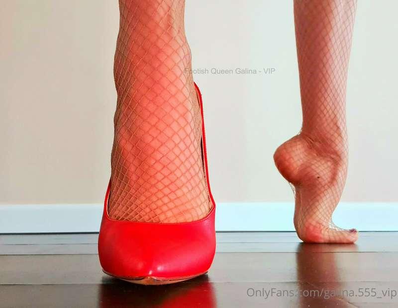 Let's play a shoes-on shoes-off game: I will slide my feet i..