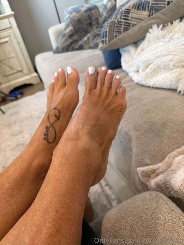 Look 👀 at these sexy feet