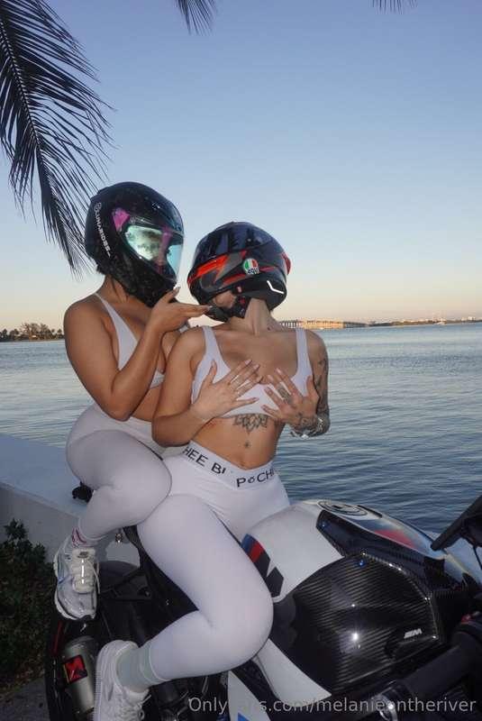 Happy new years ! Here’s one of me and my girl being cute 😇💕