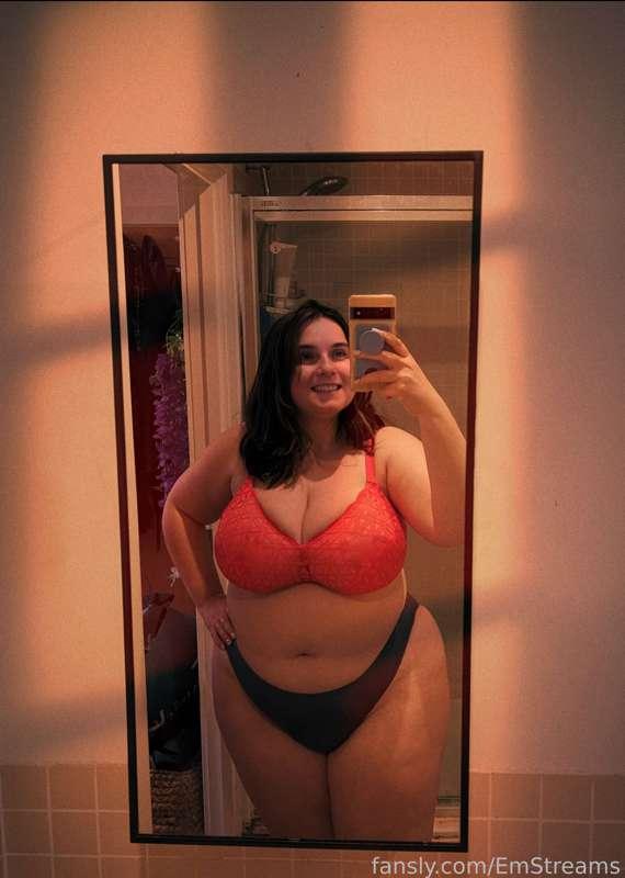 golden hour? ✔
nice mirror? ✔
nice underwear? ✔

here are some nice and cosy photos for everyone 😊

#fyp #british #bigboobs #curvy #twitch 