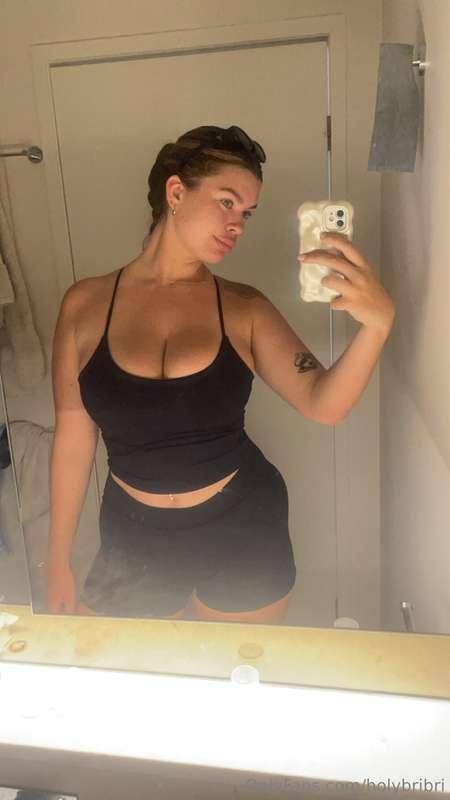 No photographer needed when the mirror gets me like this 📸😉