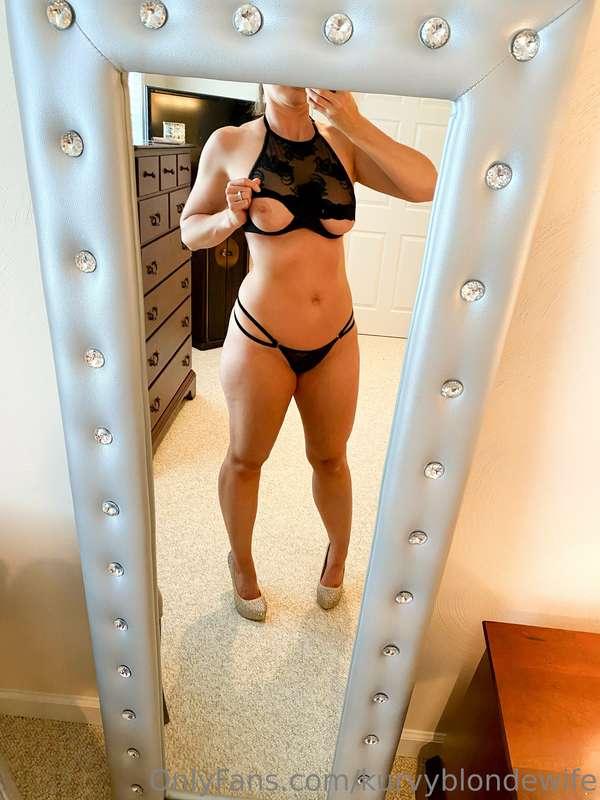kurvyblondewife image #5