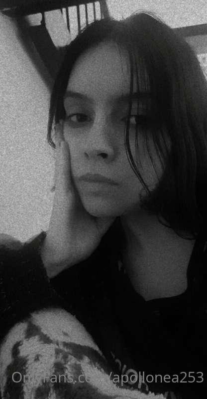 hello darlings, your queen it's not feeling well today 🤒😕 bu..