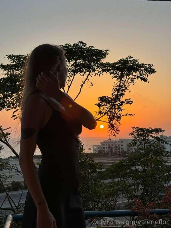 I love sunsets, it's the most beautiful time of day 🌆😍 Do yo..