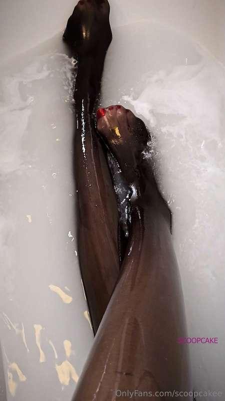 ❤️❤️❤️TAKING A HOT BATH IN BLACK NYLONS ❤️❤️❤️(Watch free on..