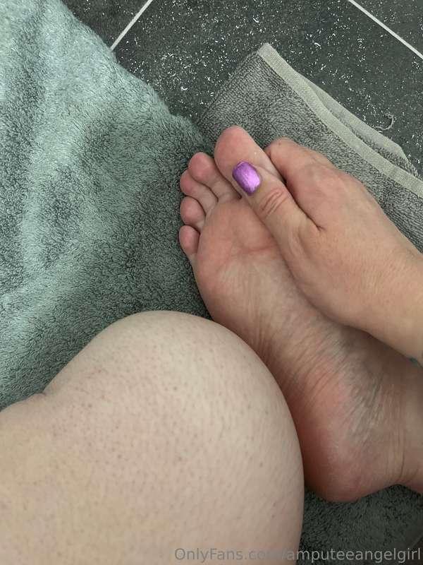 Hmmmm foot rub, or stump rub ? I can’t decide 🤔 🫦