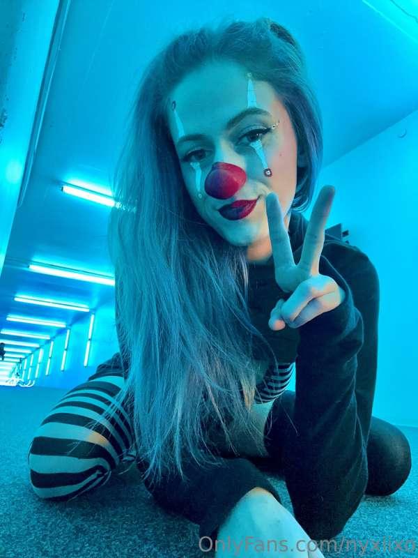 Swipe for clown girl titties in public😈 or should I say….. 🤡..